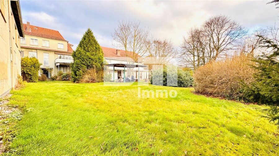 Laden-/Büro-/Lagerkomplex mit 300 m² Nutzfläche auf großem Grundstück und Parkflächen - Großer Gartenbereich